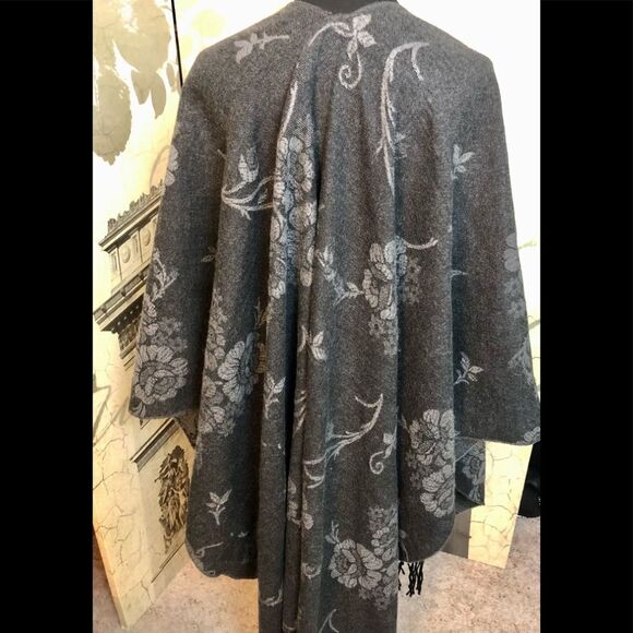 Beautiful 2 sided wrap - Picture 4 of 4